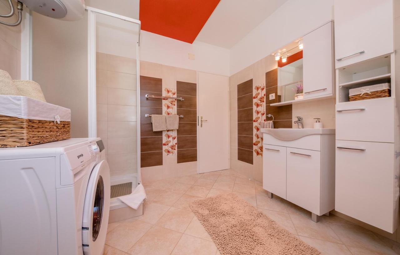 Apartments Luka Раб Екстер'єр фото