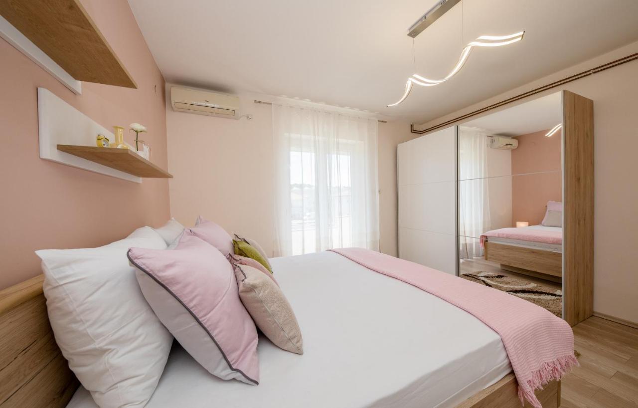 Apartments Luka Раб Екстер'єр фото